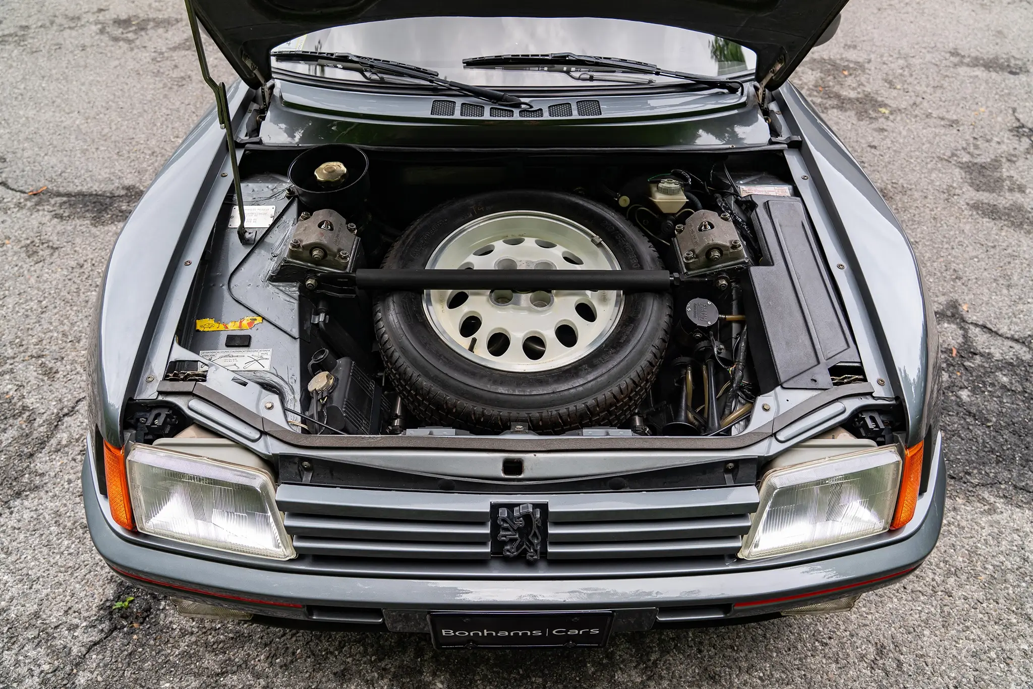 Peugeot 205 T16 - compartimento sob o capô