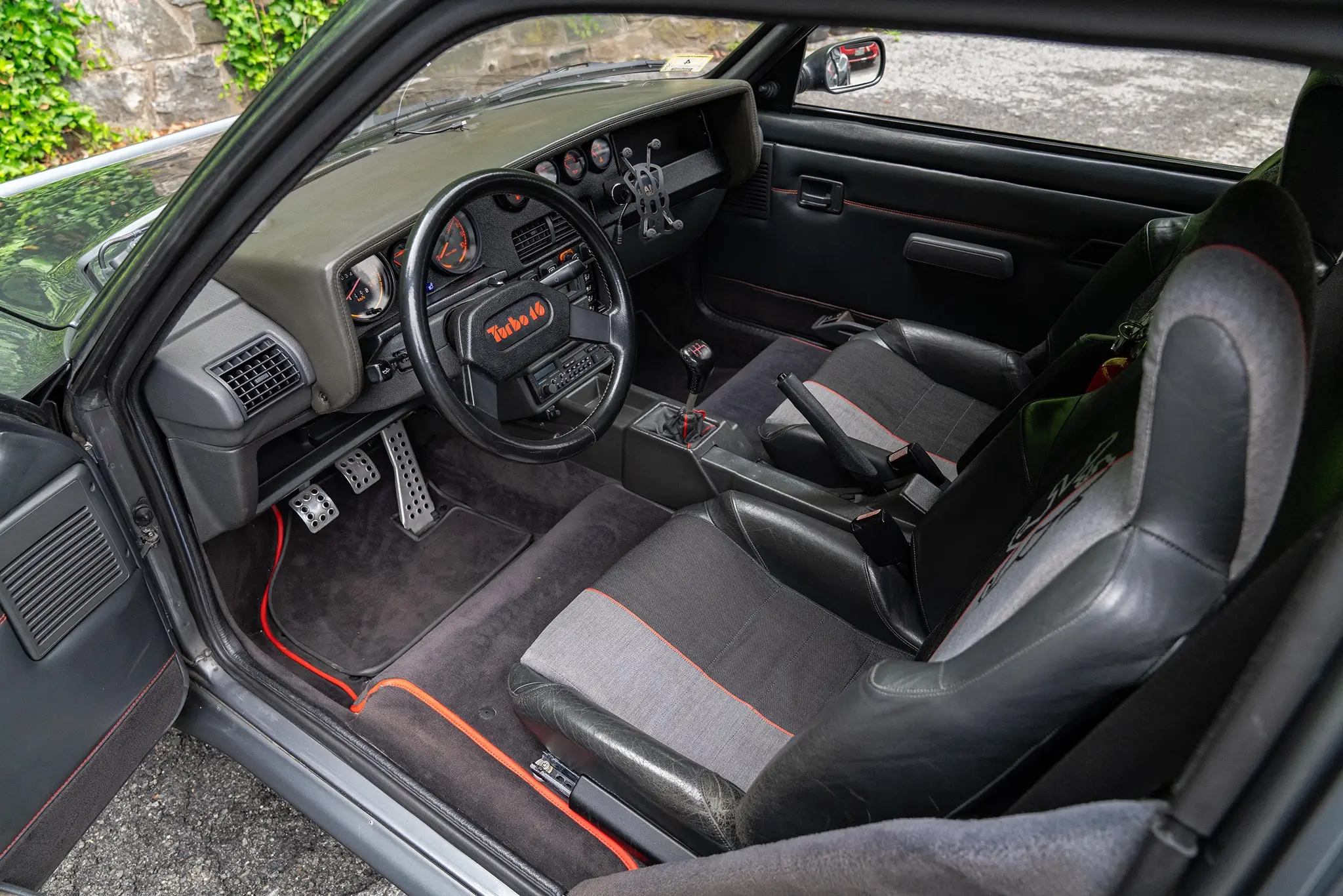 Peugeot 205 T16 - interior
