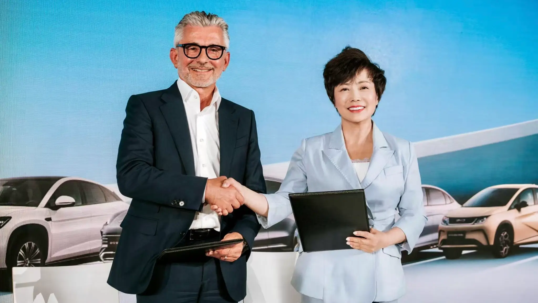 Herbert Eibensteiner, diretor-executivo da Voestalpine, e Stella Li, vice-presidente executiva da BYD