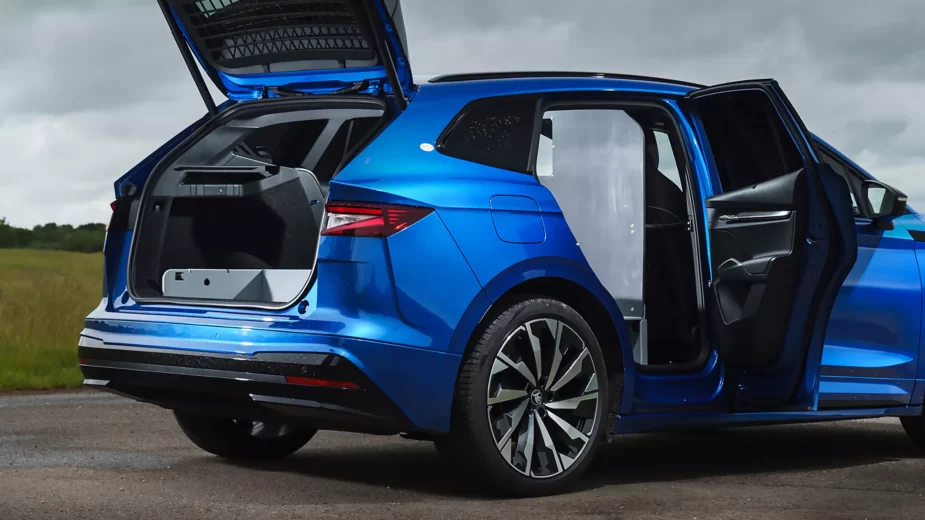 Skoda Enyaq Cargo com bagageira e portas traseiras abertas