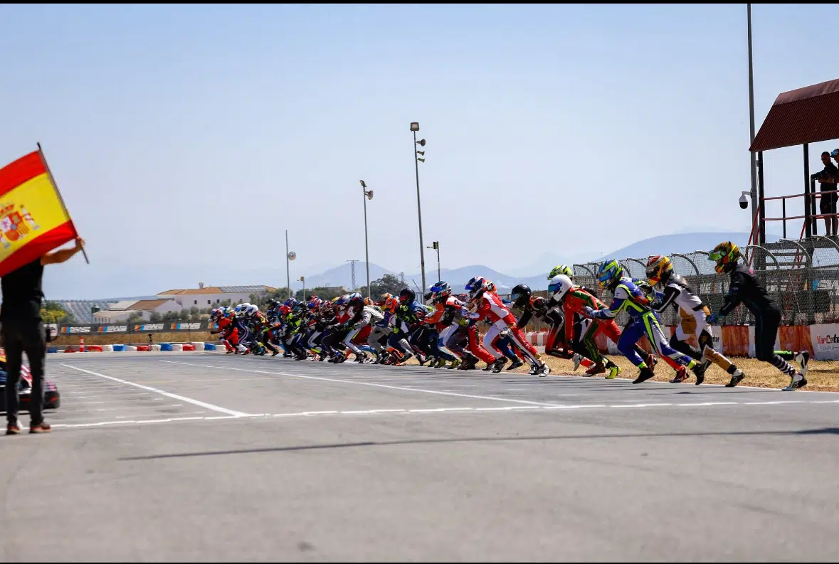 pilotos a correrem para os karts