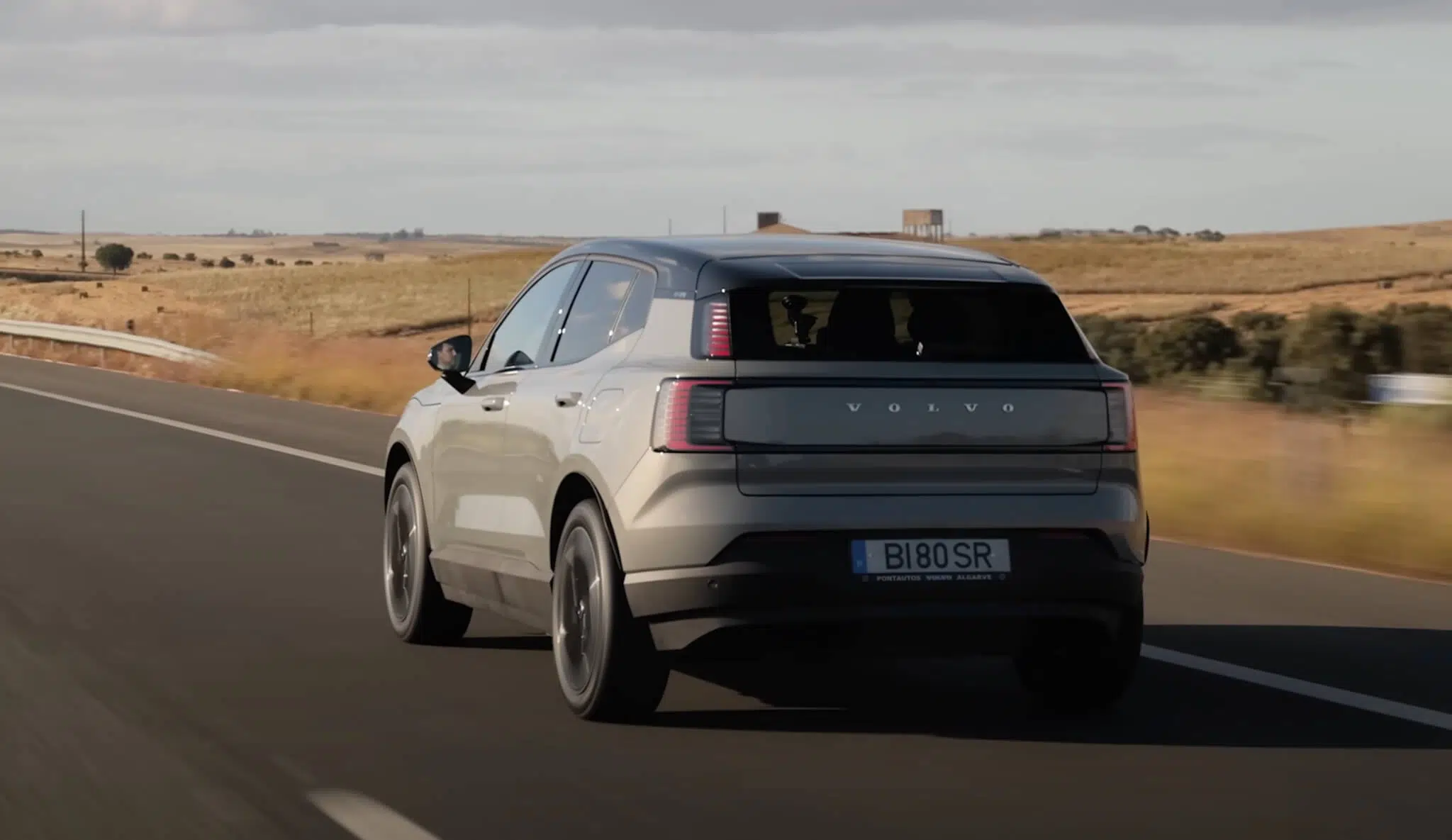 Volvo EX30, na estrada, de traseira