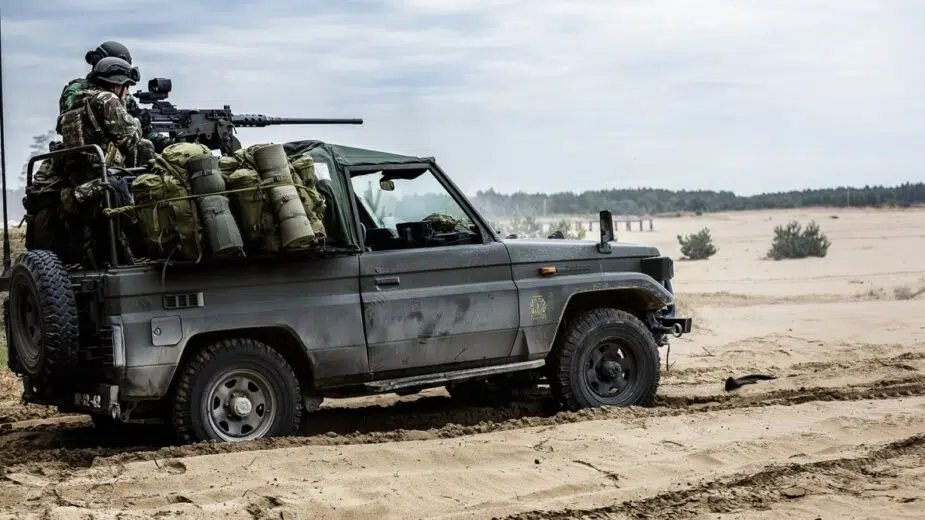 veículo militar em ação no circuito offroad