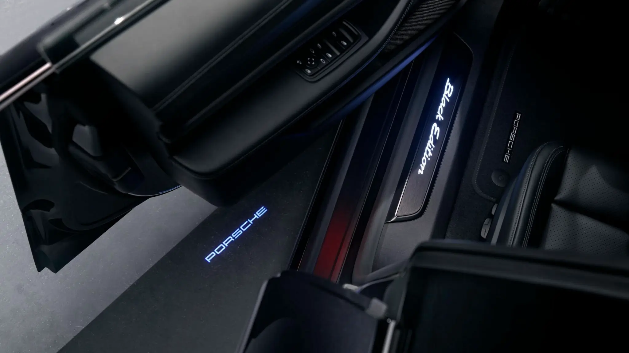 Porsche Taycan 4S Black Edition friso das portas