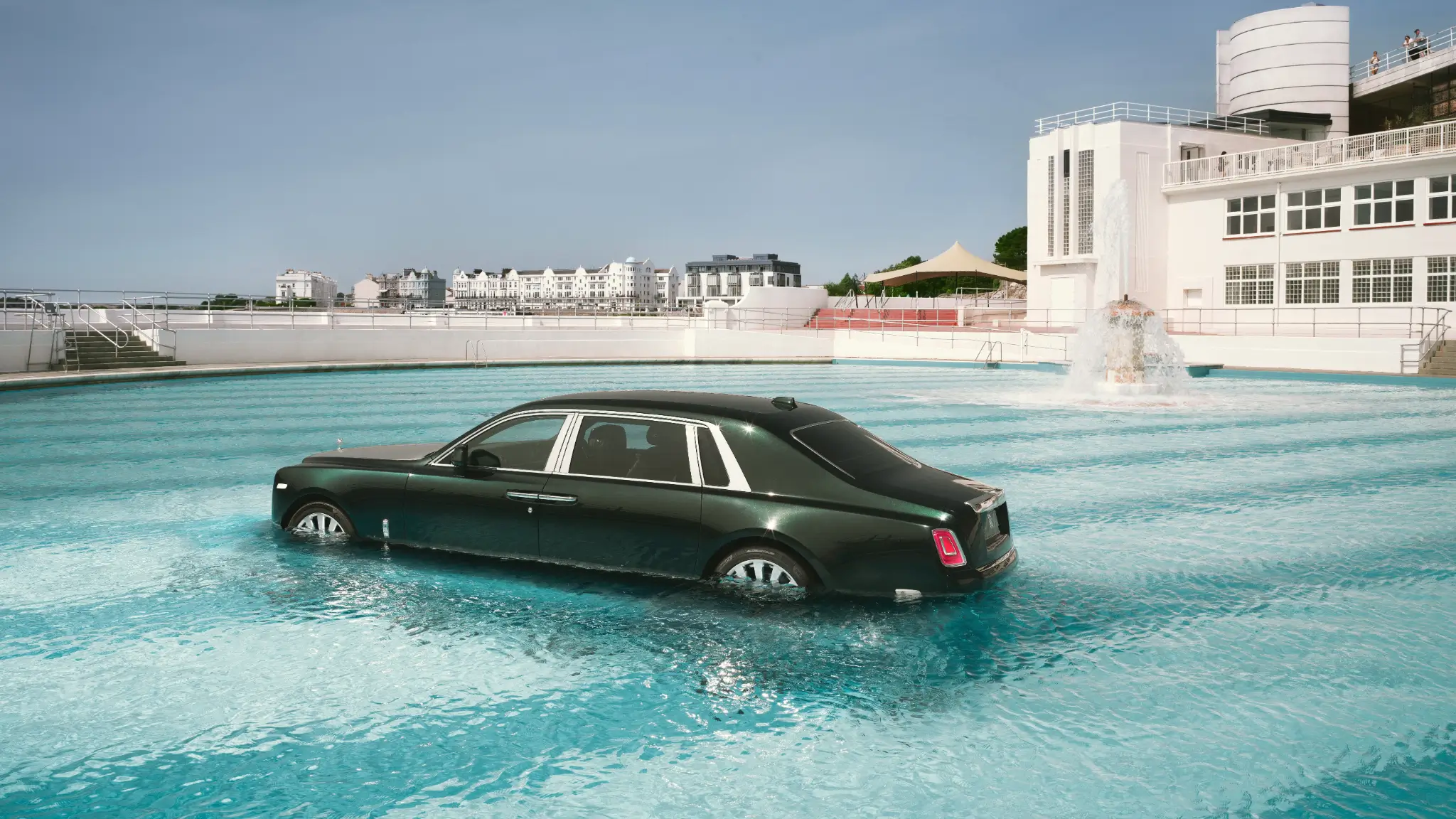 Rolls-Royce Phantom dentro de Piscina