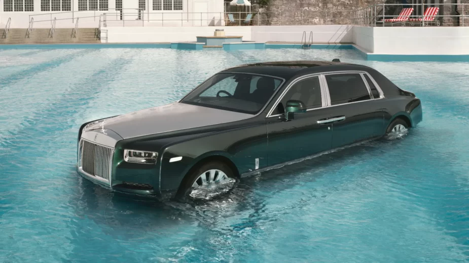 Rolls-Royce Phantom dentro de piscina