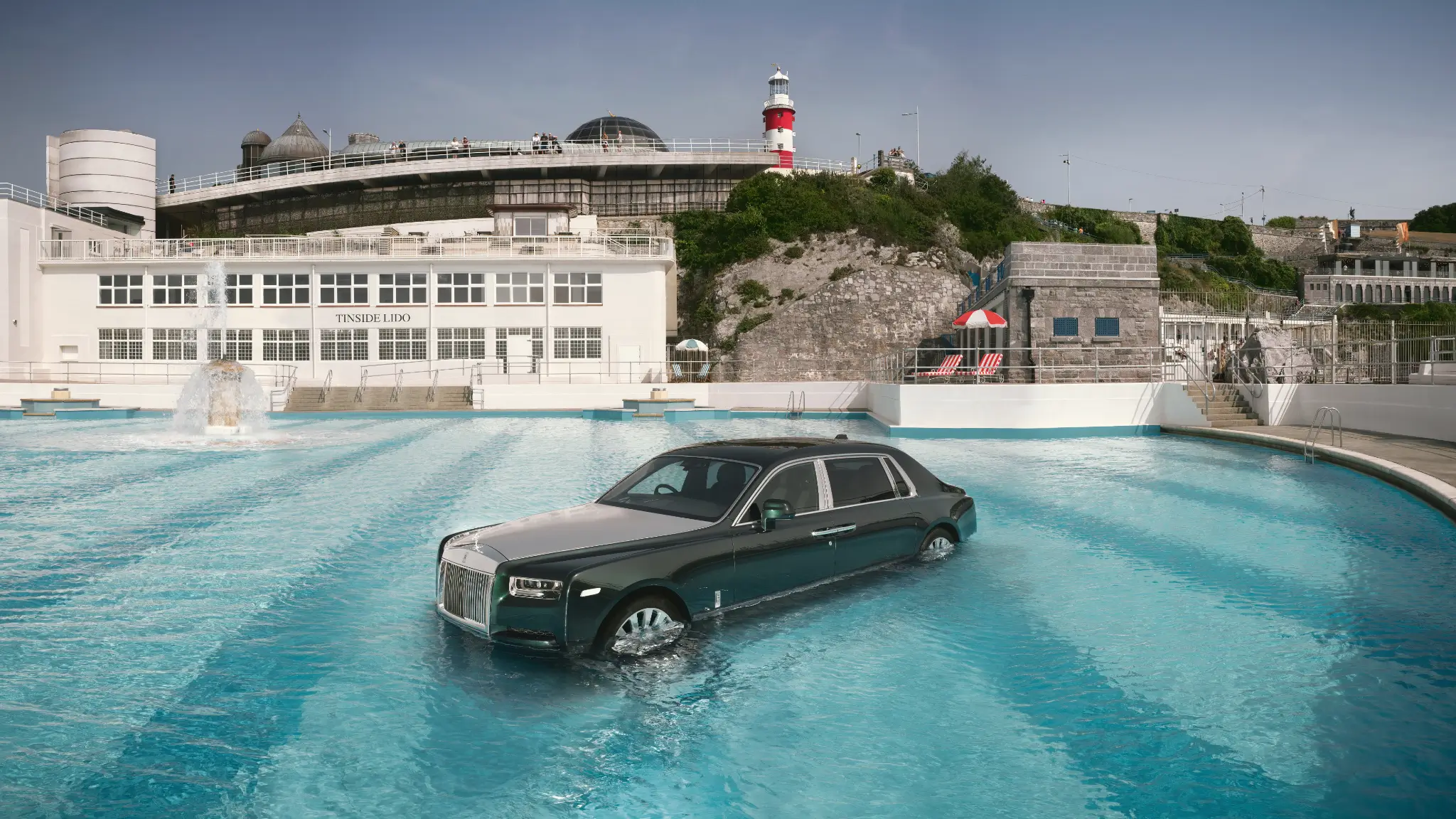 Rolls-Royce Phantom dentro de Piscina