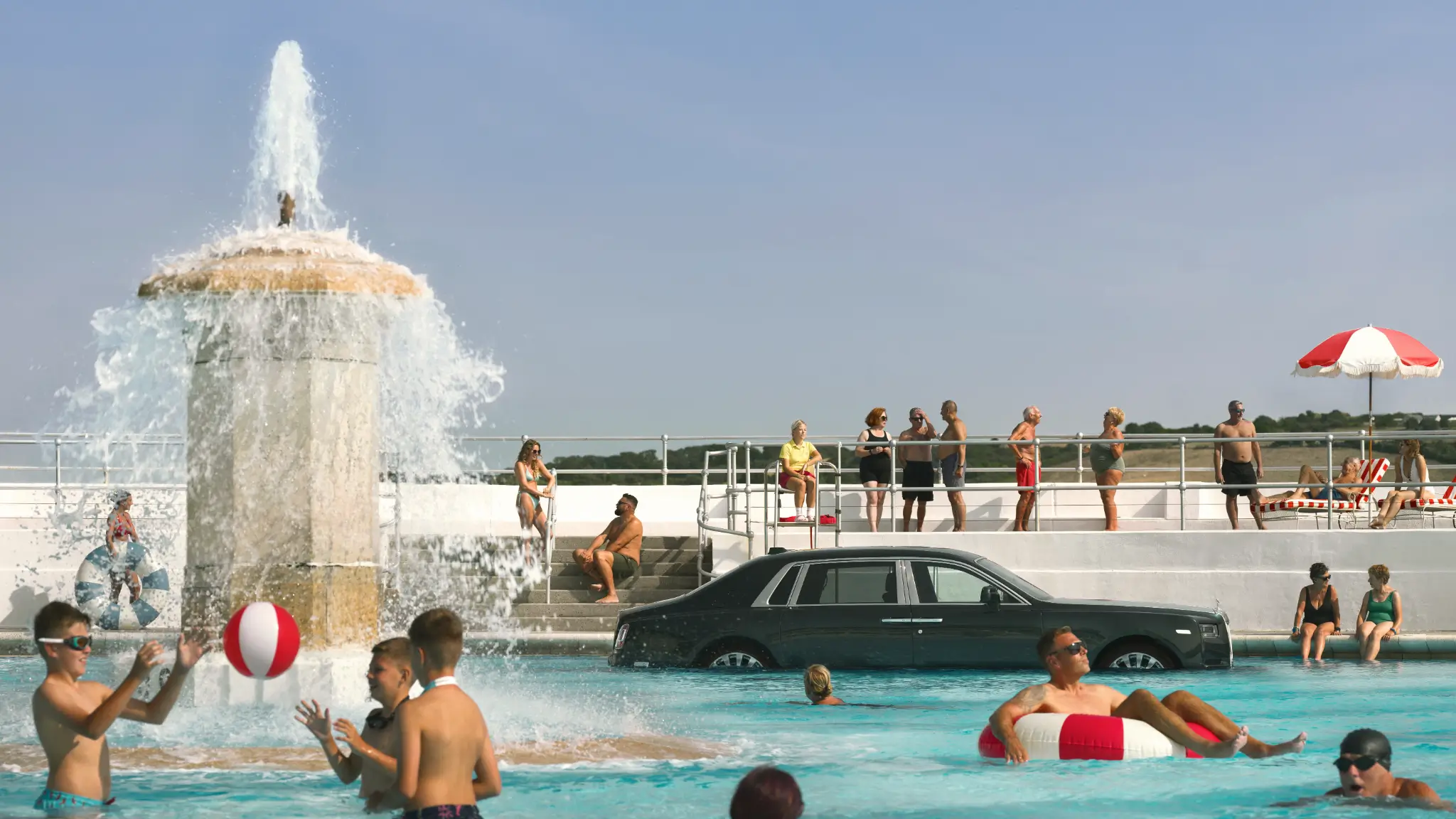 Rolls-Royce Phantom dentro de Piscina