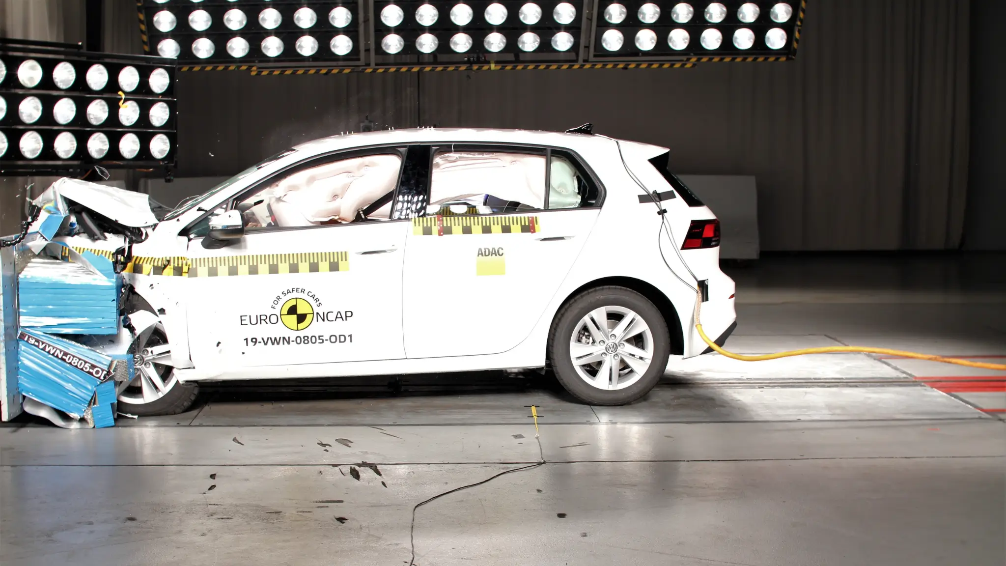 teste de colisão frontal Volskwagen Golf Mk8