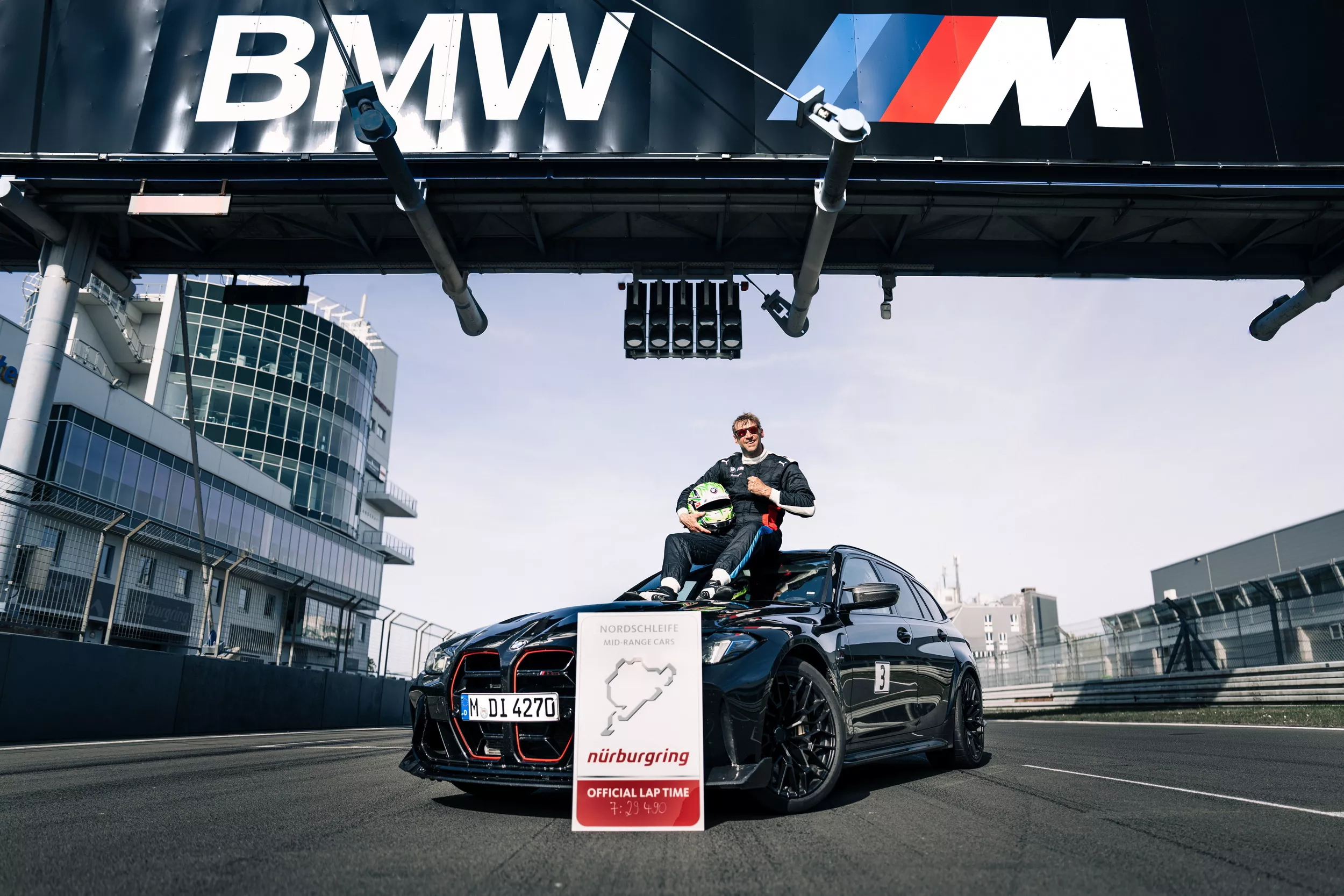 Jörg Weidinger e a BMW M3 CS Touring com placa com tempo no Nürburgring