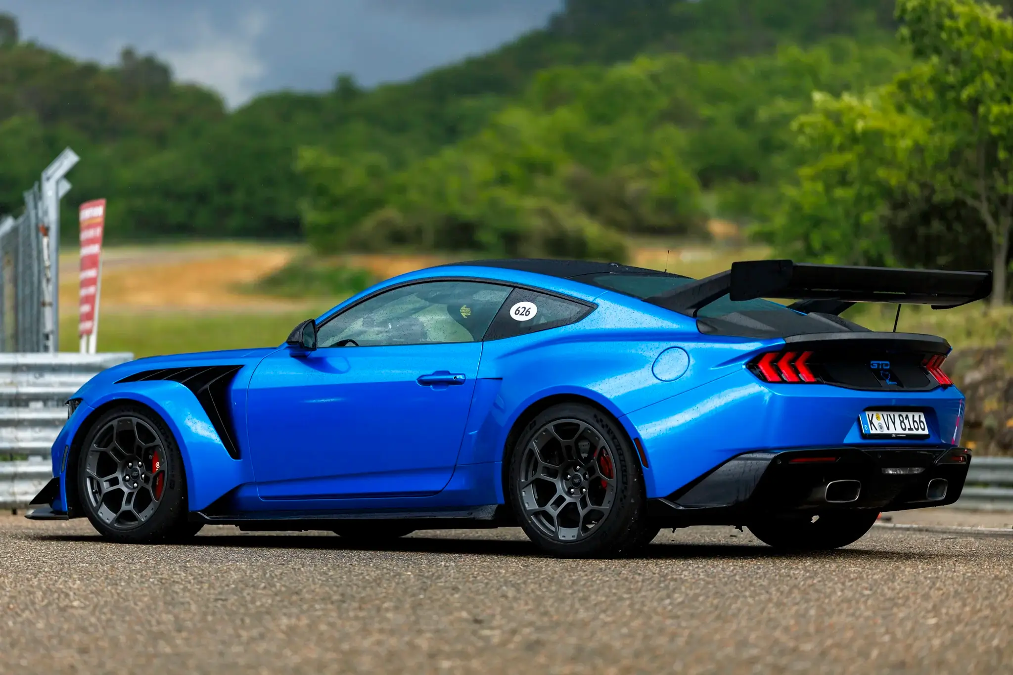 Chris Harris e Max Verstappen no Ford Mustang GTD