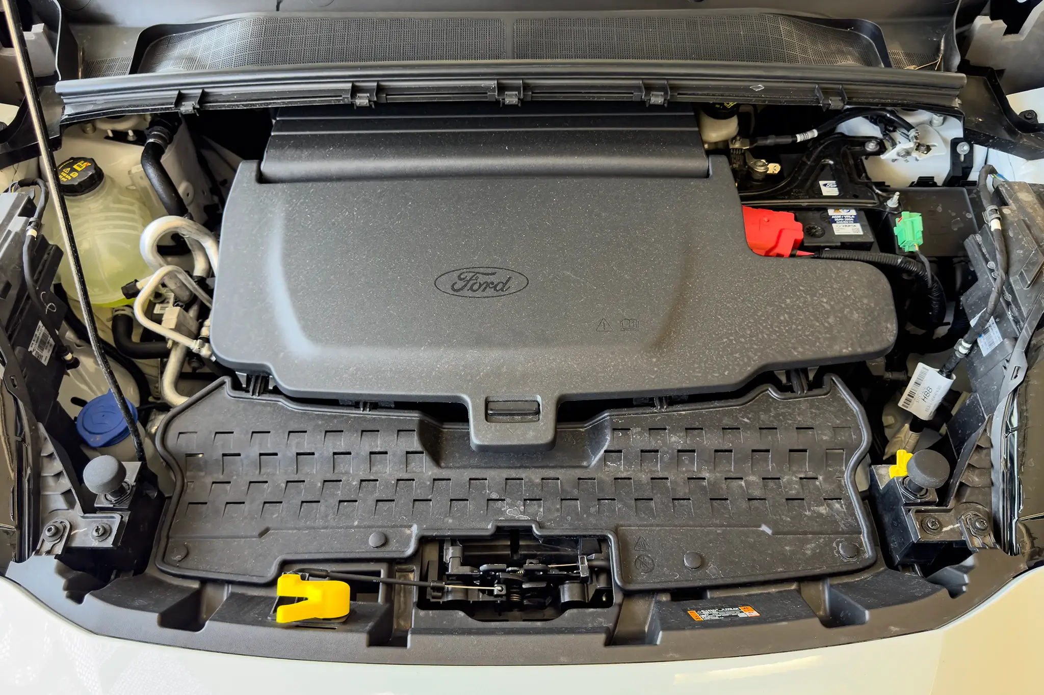 Ford Puma Gen-e - espaço de arrumação sob o capô