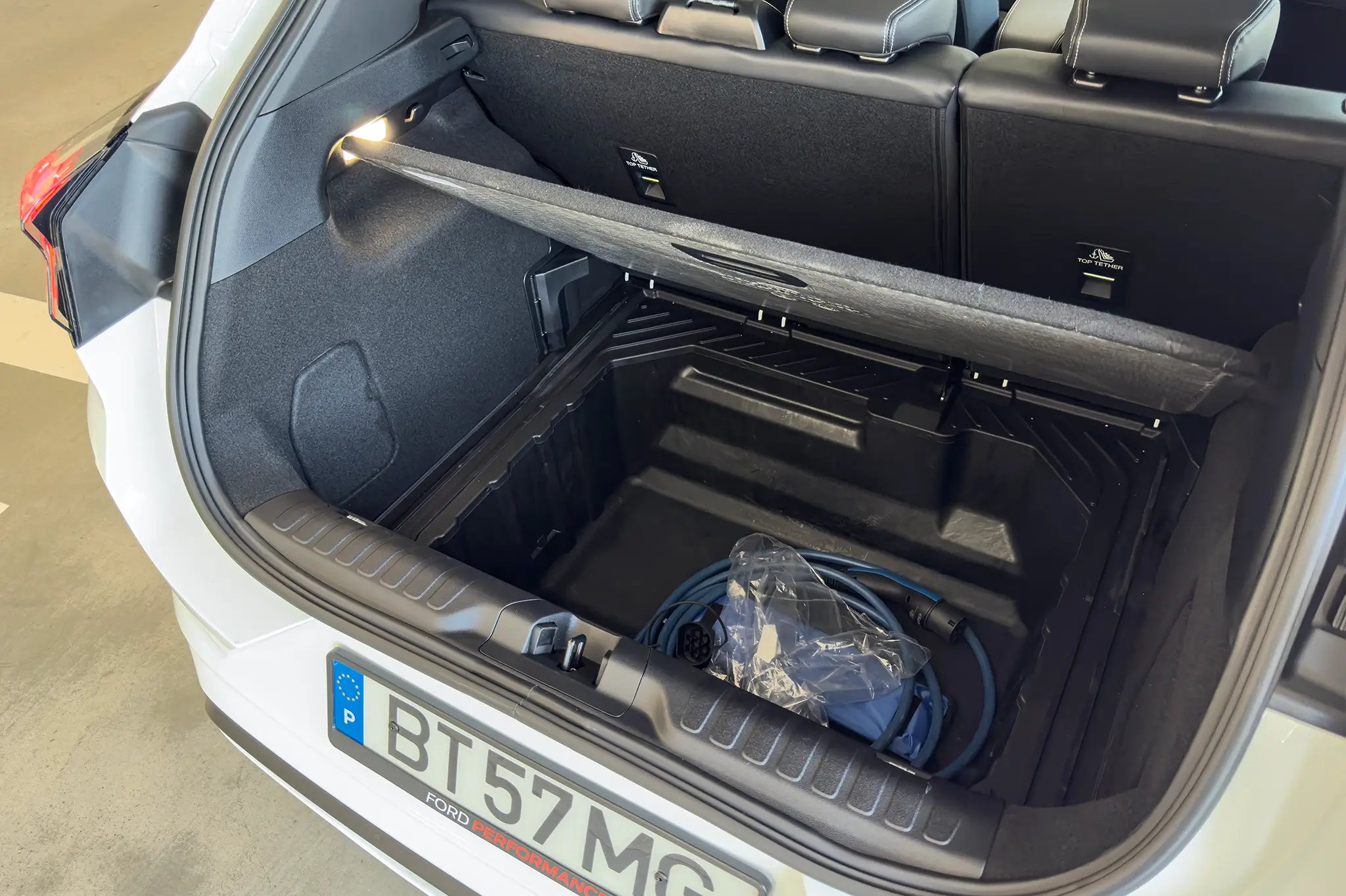 Ford Puma Gen-e - bagageira com compartimento extra sob o piso