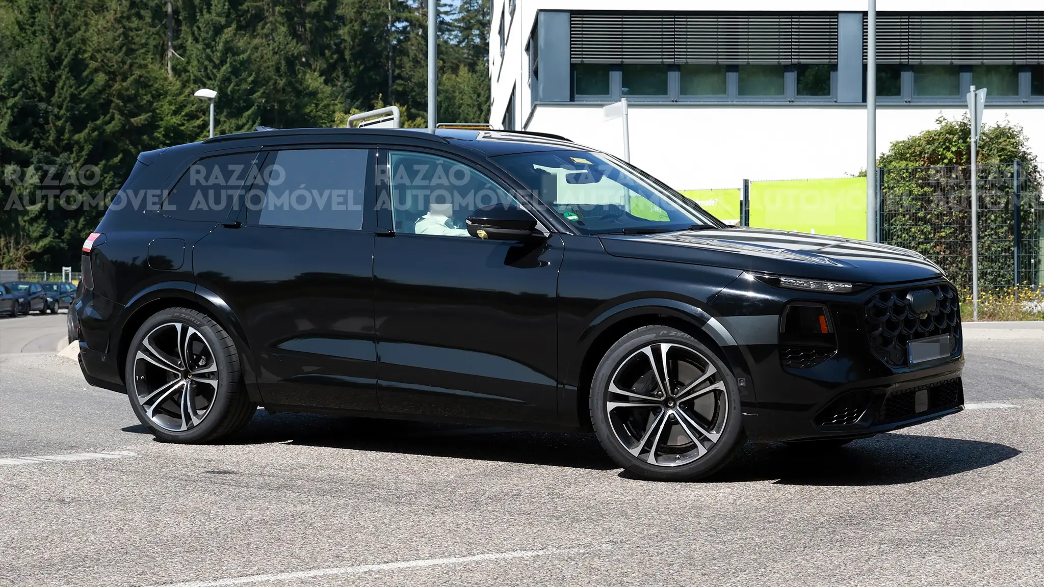 foto-espia do Audi SQ7 visto de lado