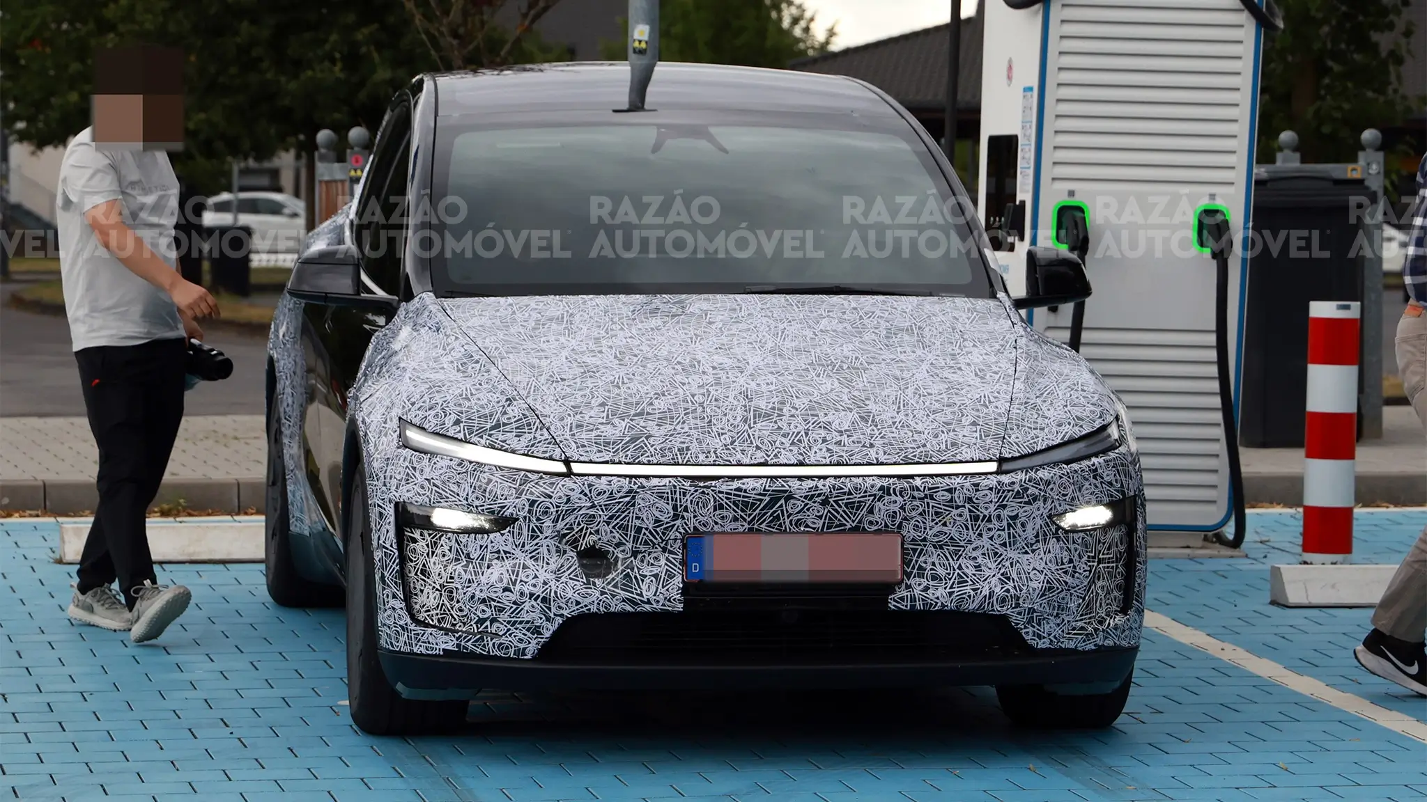 Tesla Model Y L — dianteira