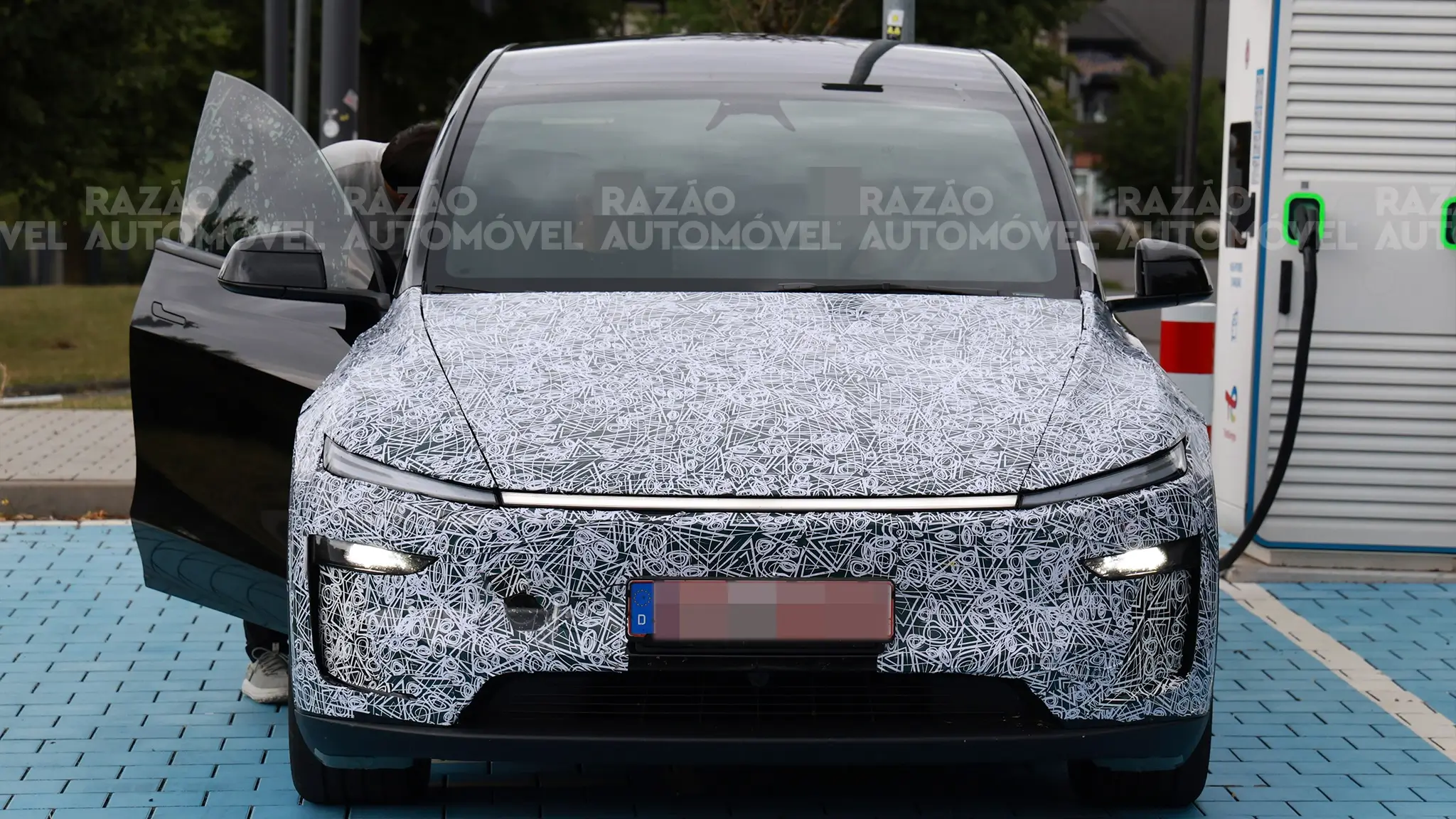 Tesla Model Y L - dianteira