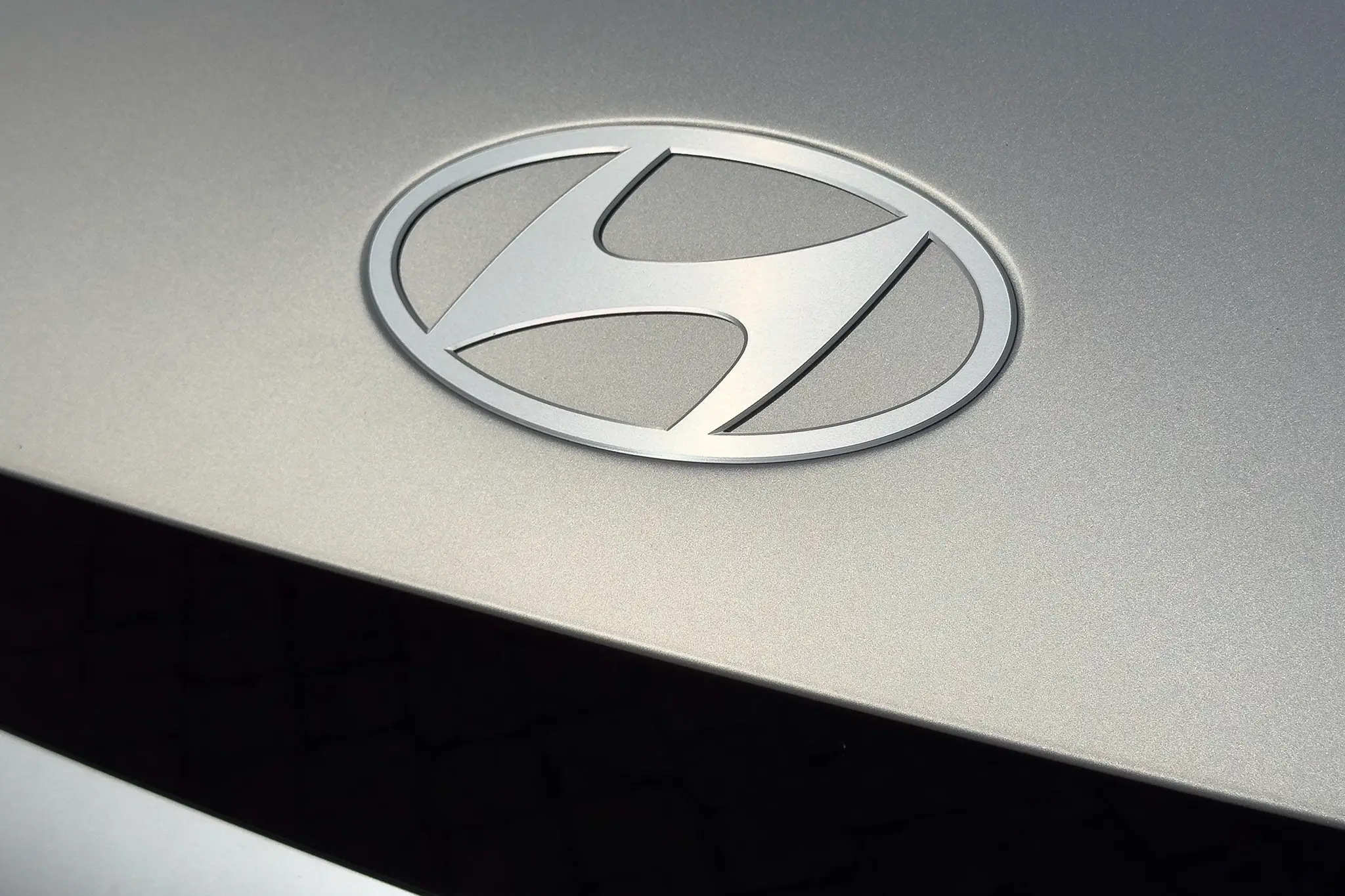 Hyundai IONIQ 5 Premium Plus - logótipo da marca no capô