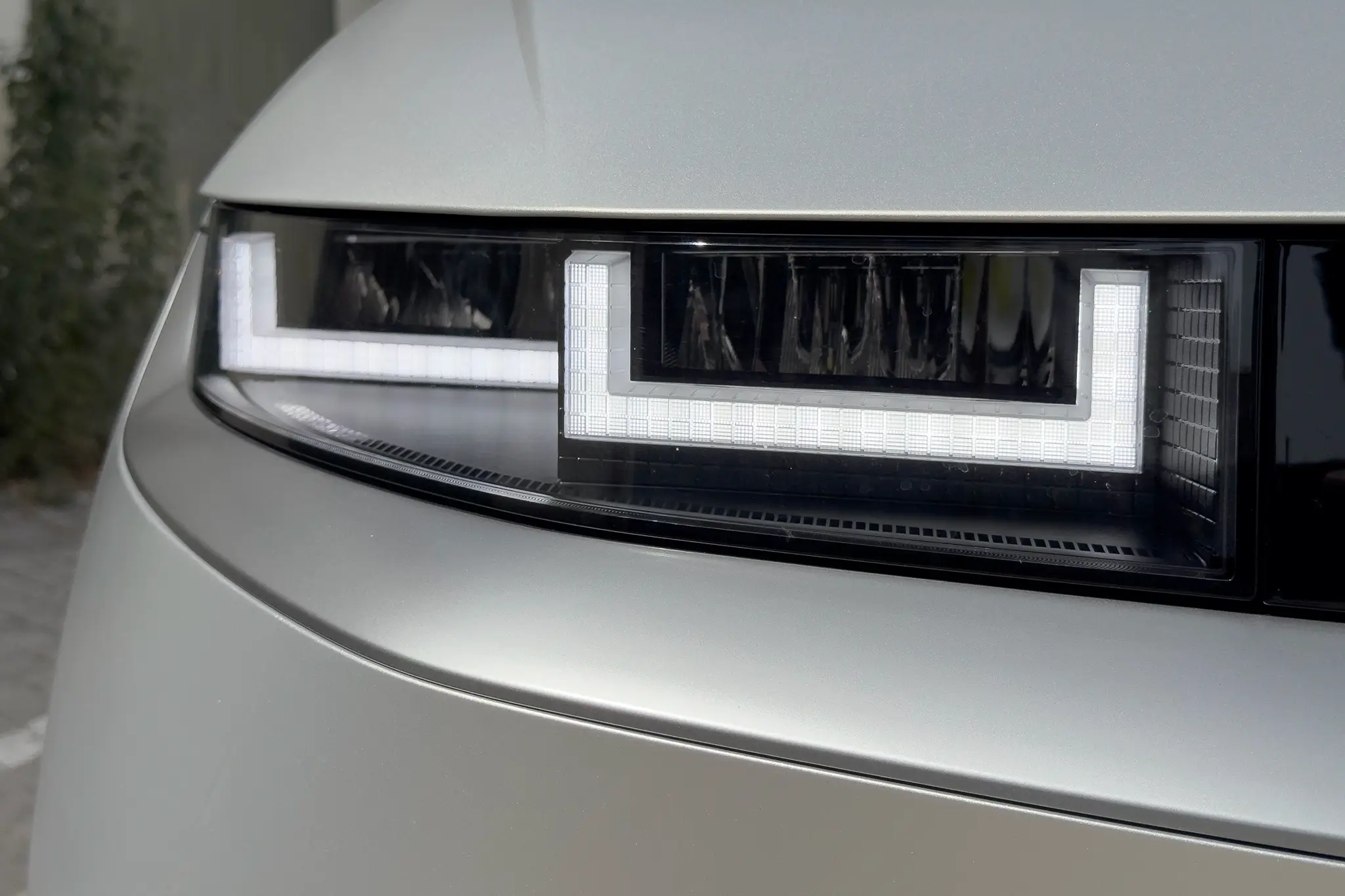 Hyundai IONIQ 5 Premium Plus - detalhe do grupo ótico dianteiro