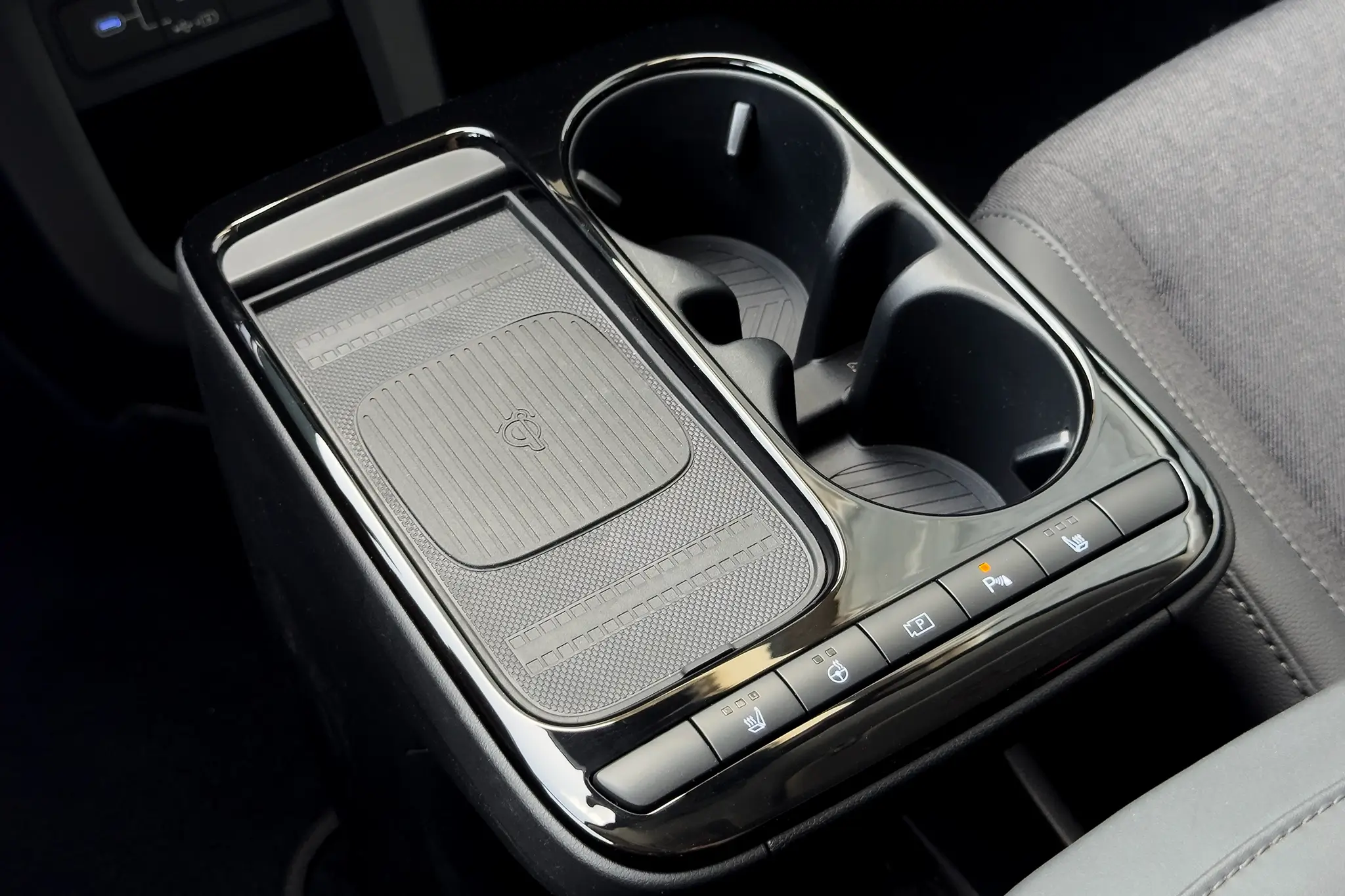 Hyundai IONIQ 5 Premium Plus - consola central com carregador por indução