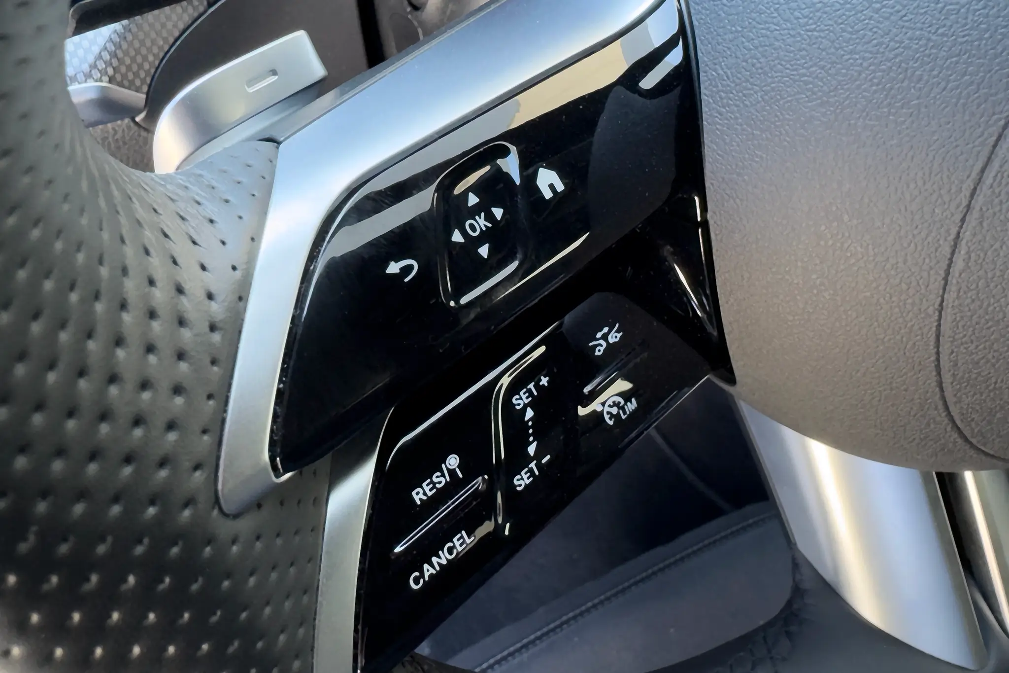 Mercedes-Benz CLE 300e Coupé - comandos táteis no volante