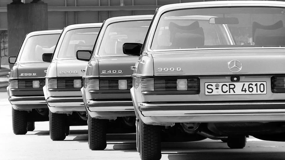 Quatro Mercedes-Benz W123 vistos de traseira