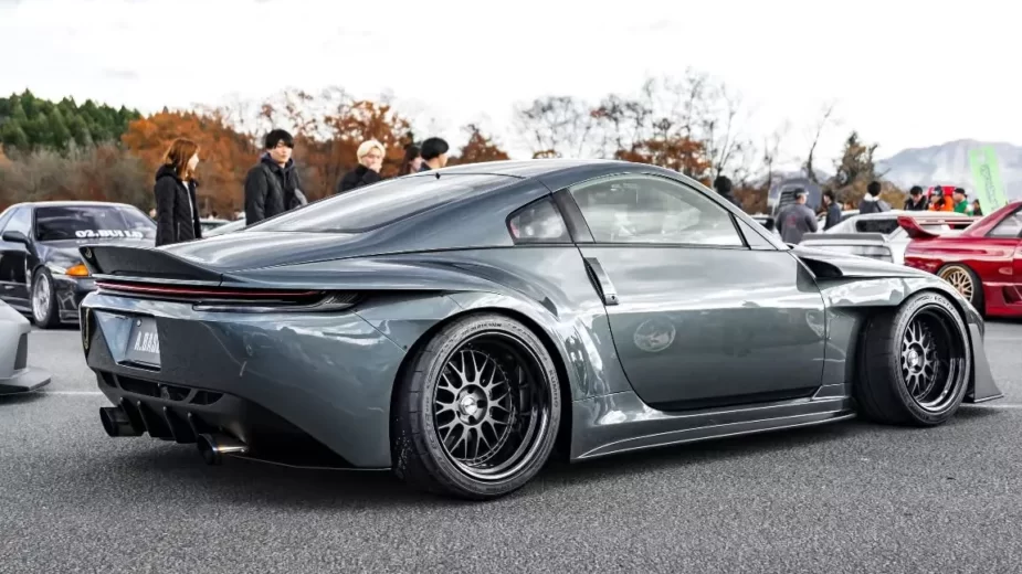 Nissan 350Z transformado para parecer Porsche 930 Turbo Flachbau