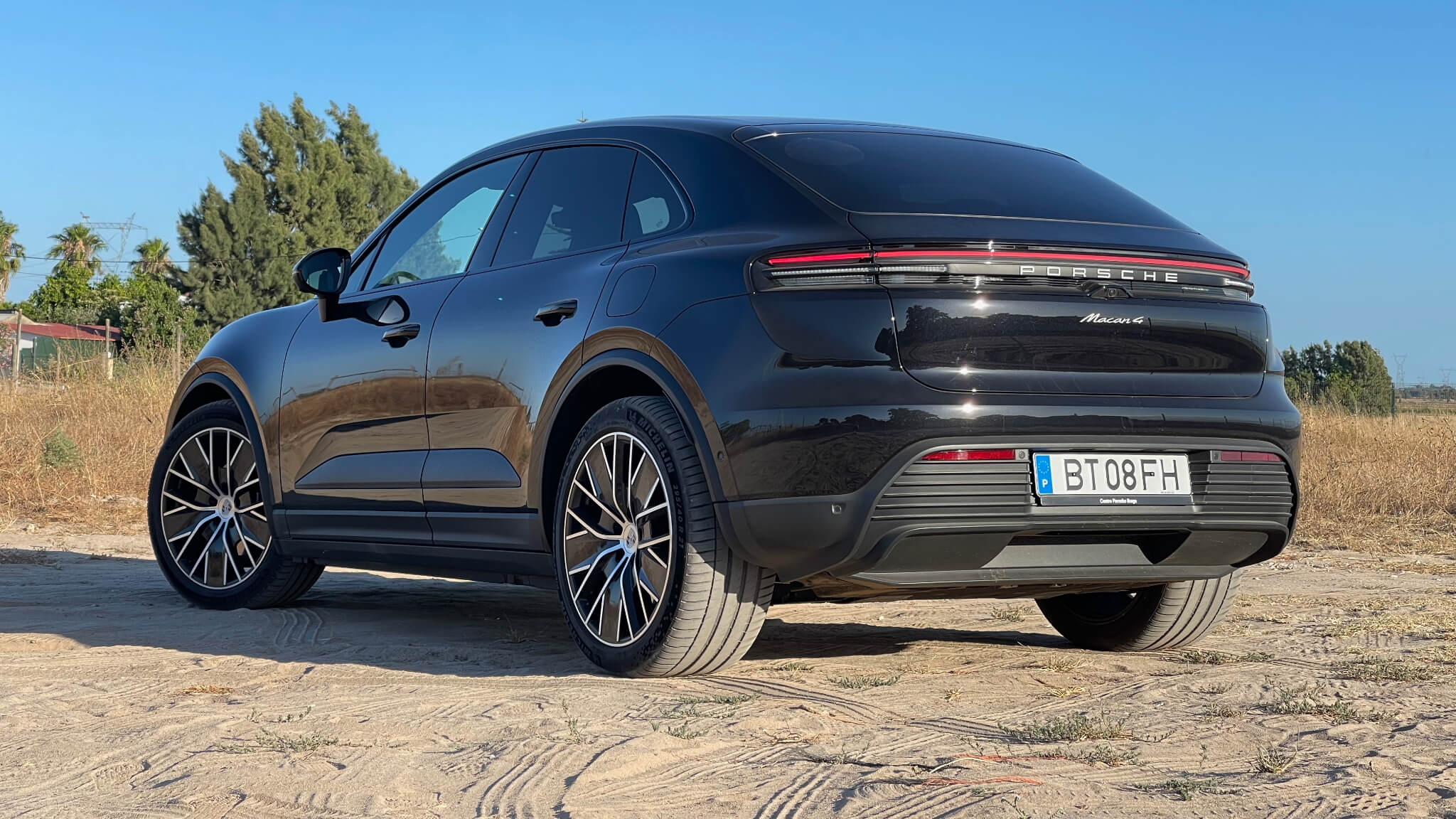 Porsche Macan 4 Elétrico, traseira 3/4
