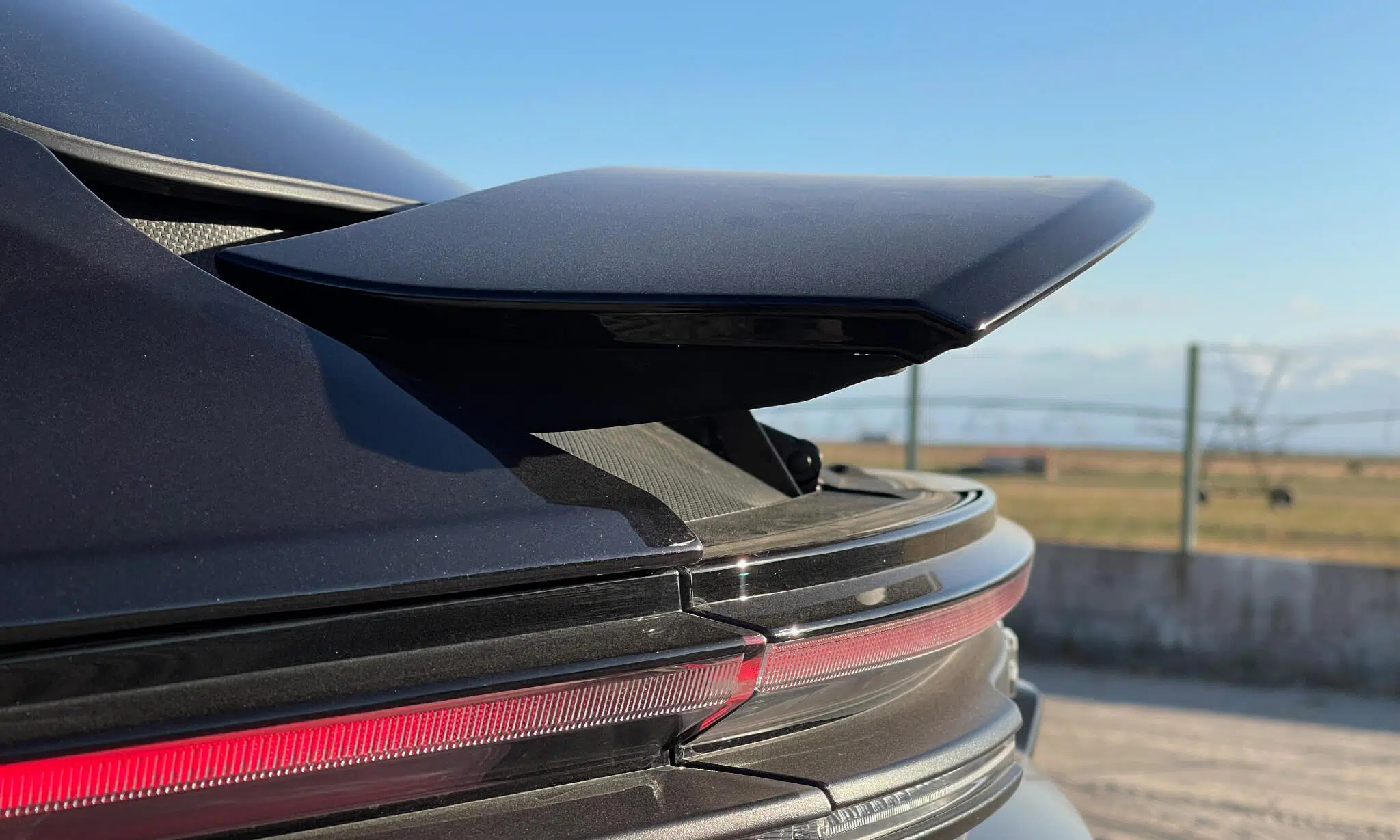 spoiler traseiro elétrico do Porsche Macan elétrico