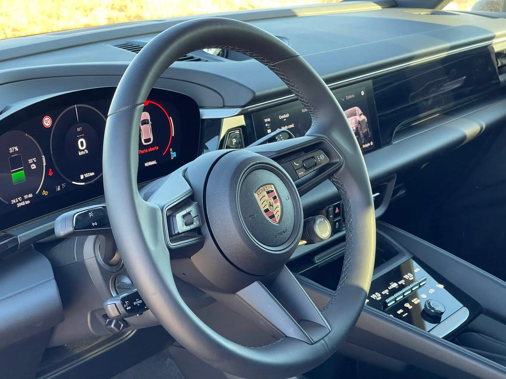 Porsche Macan 4 Elétrico volante
