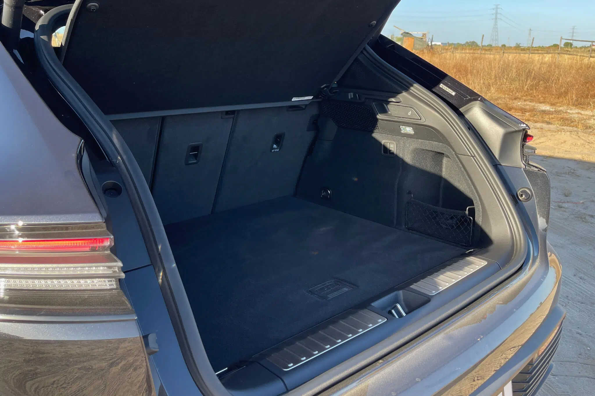 Porsche Macan 4 Elétrico bagageira