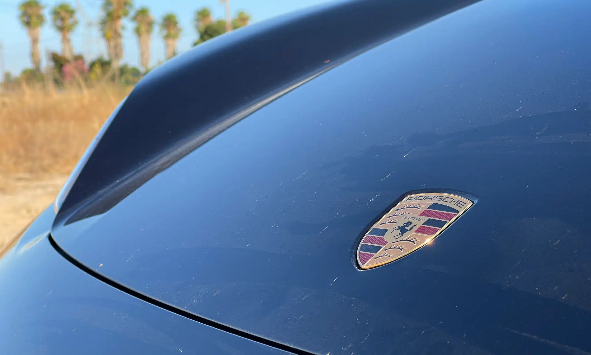 símbolo da Porsche na dianteira