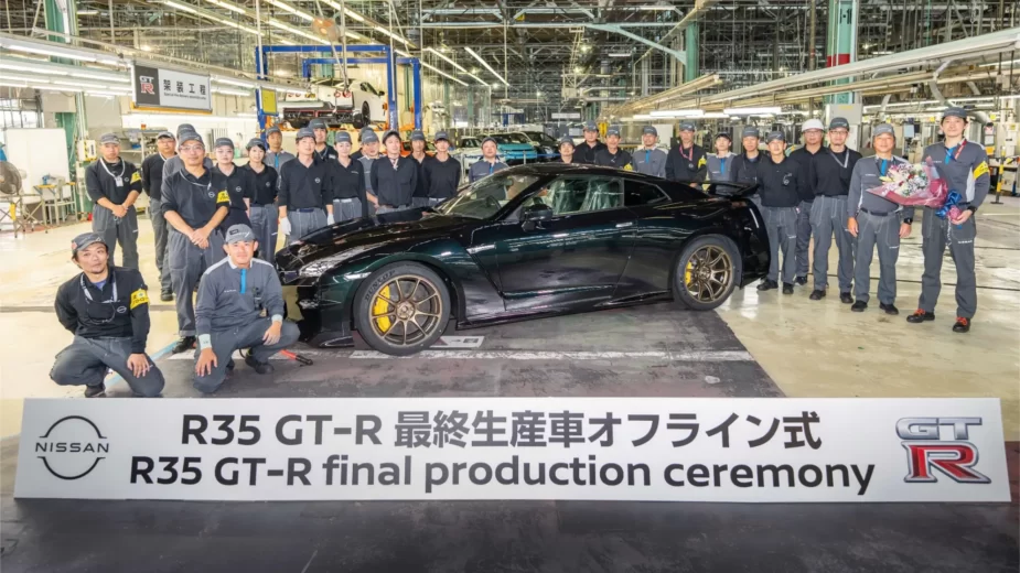 Último Nissan GT-R R35 produzido com funcionários na linha de produção