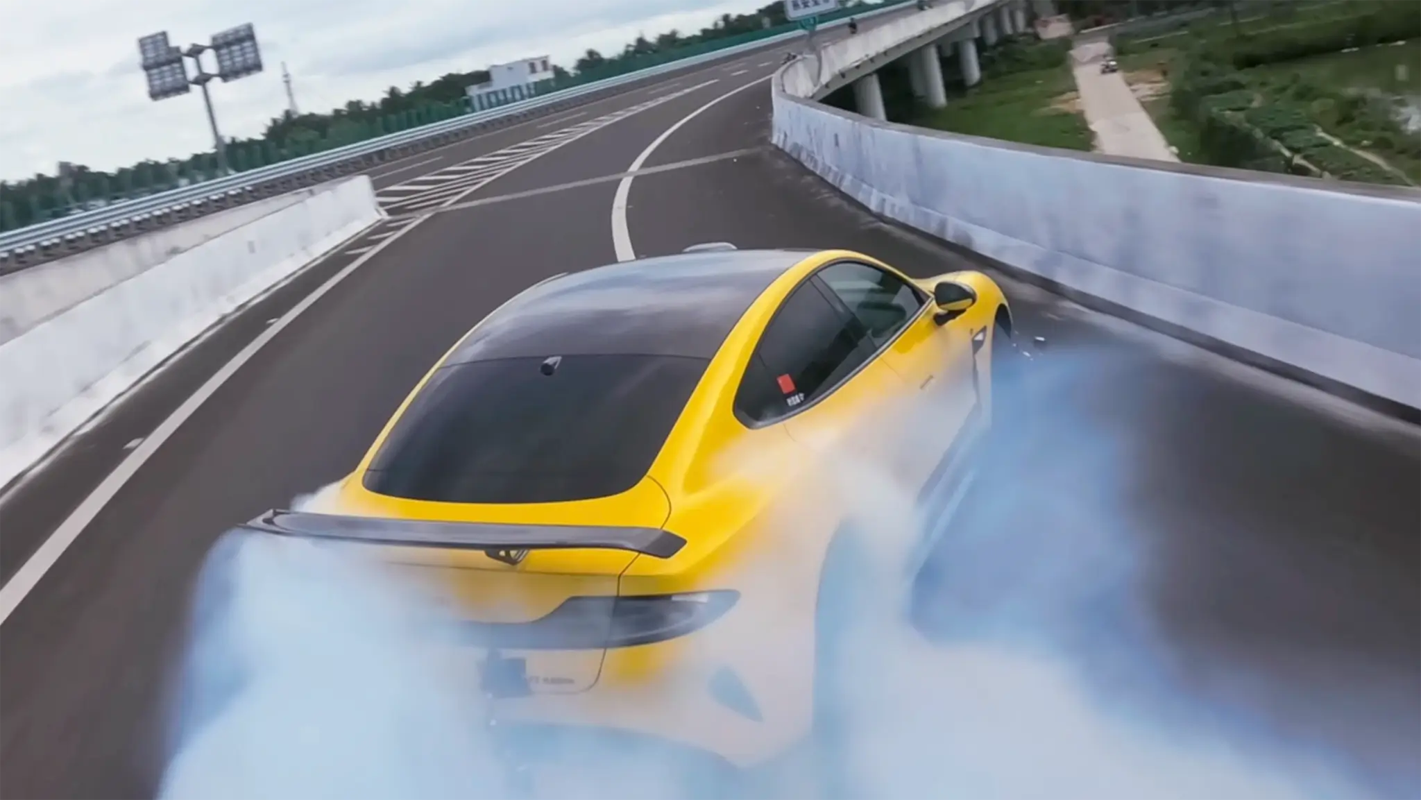 Xiaomi SU7 Ultra em Qionghai Drift - traseira