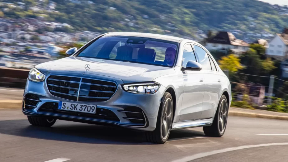 Mercedes-Benz Classe S na estrada ,frente