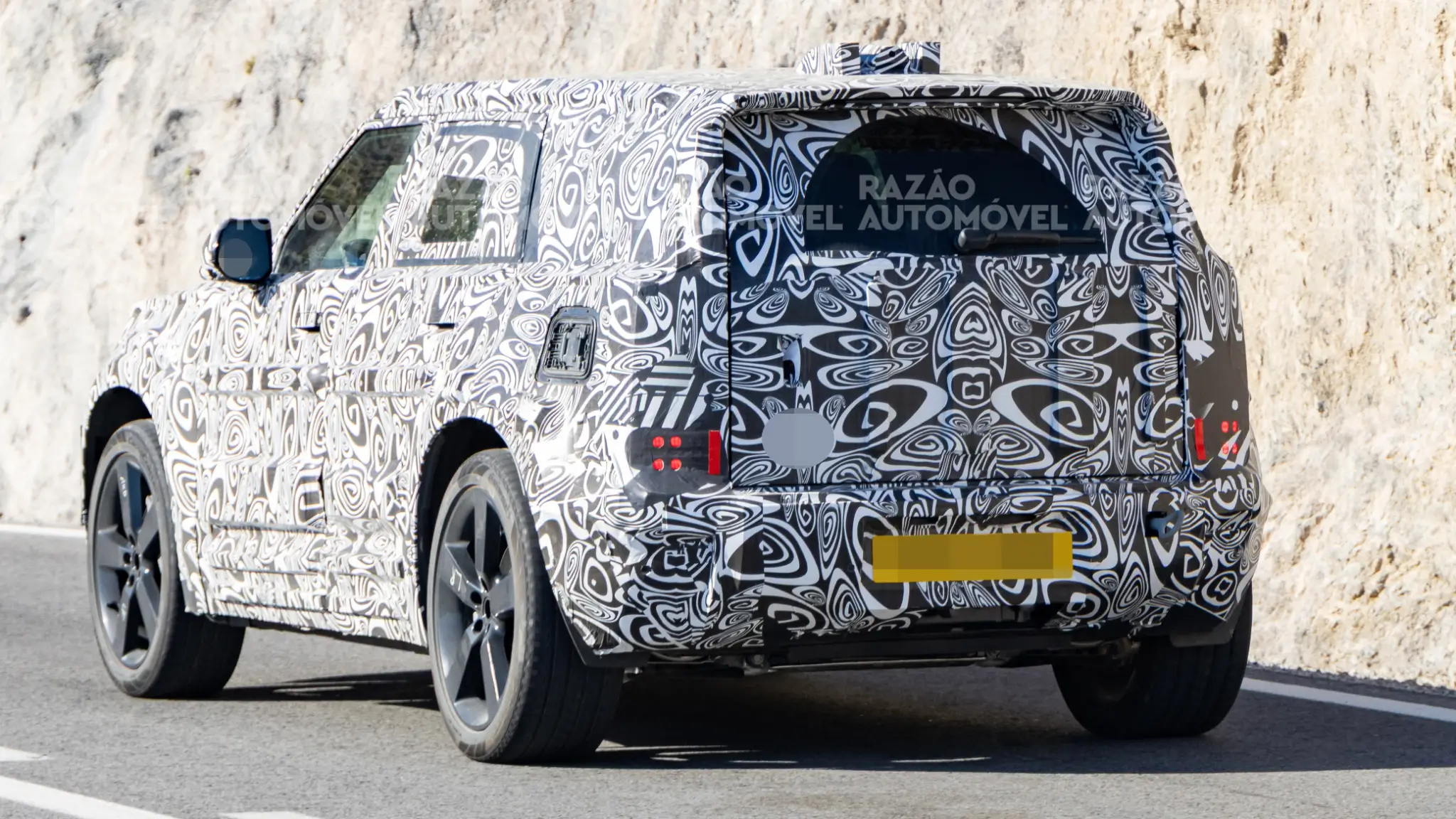 Protótipo do Land Rover Defender elétrico — traseira 3/4